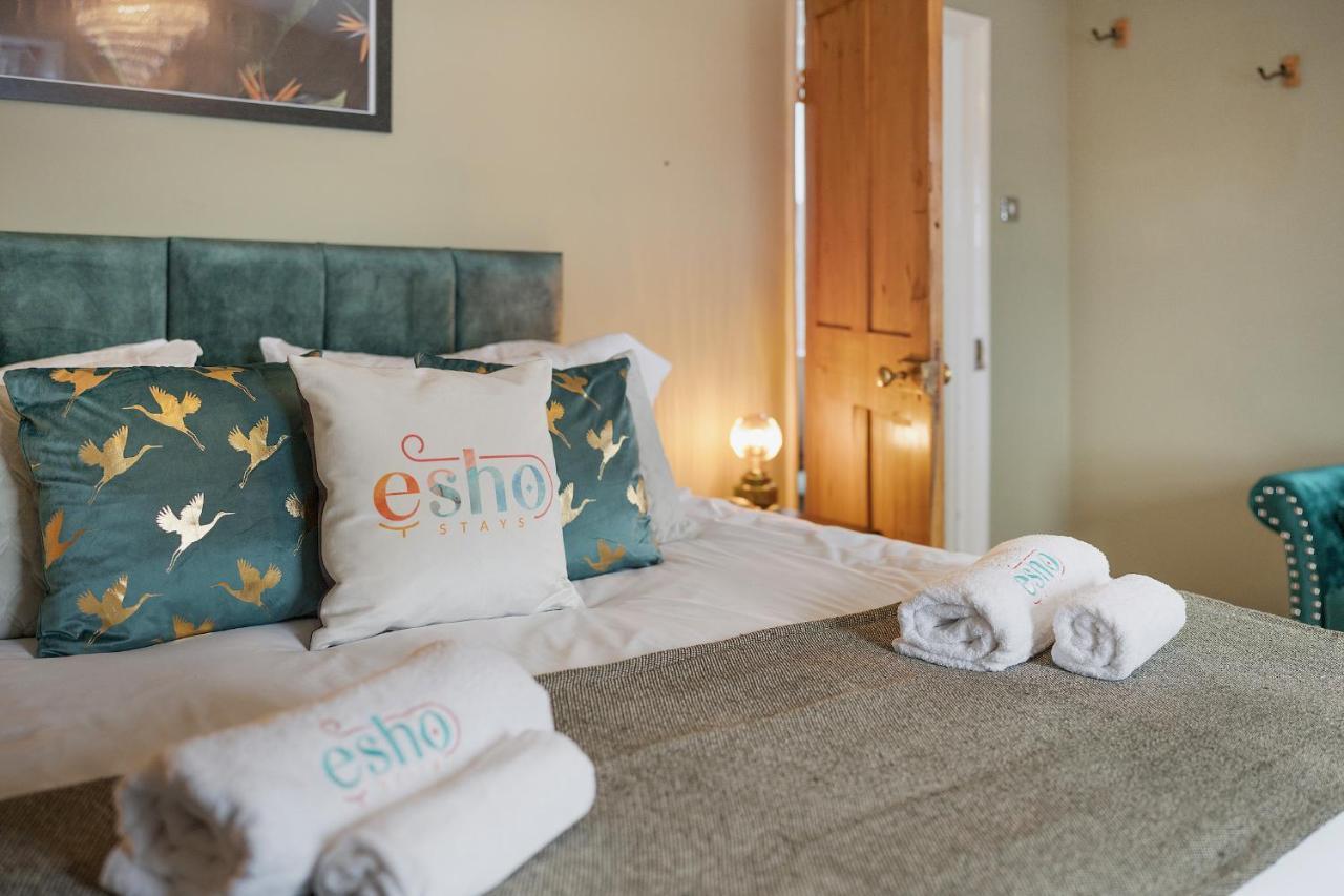 4 Bedroom Home With Garden, Game Room, Parking- Esho Stays グロスター エクステリア 写真