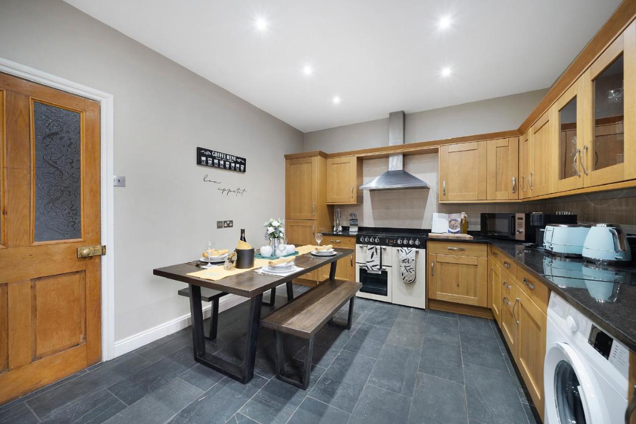 4 Bedroom Home With Garden, Game Room, Parking- Esho Stays グロスター エクステリア 写真