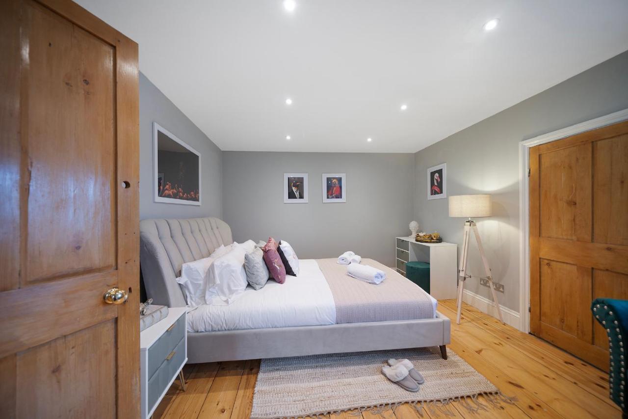 4 Bedroom Home With Garden, Game Room, Parking- Esho Stays グロスター エクステリア 写真