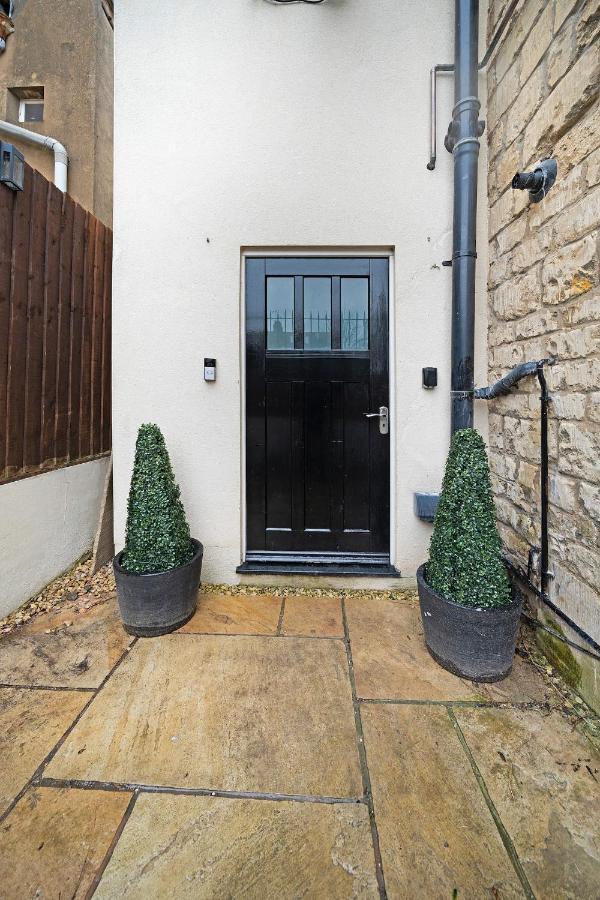4 Bedroom Home With Garden, Game Room, Parking- Esho Stays グロスター エクステリア 写真