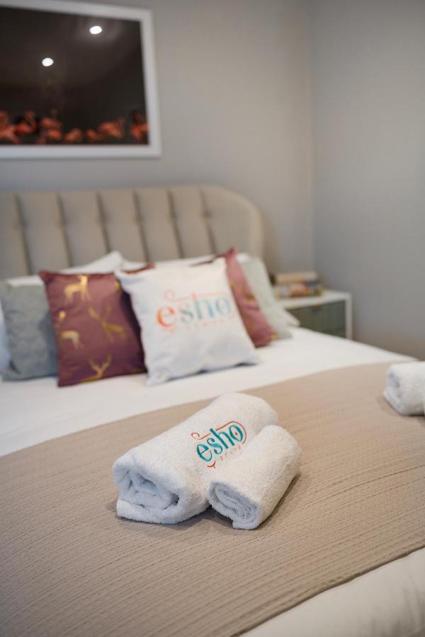 4 Bedroom Home With Garden, Game Room, Parking- Esho Stays グロスター エクステリア 写真