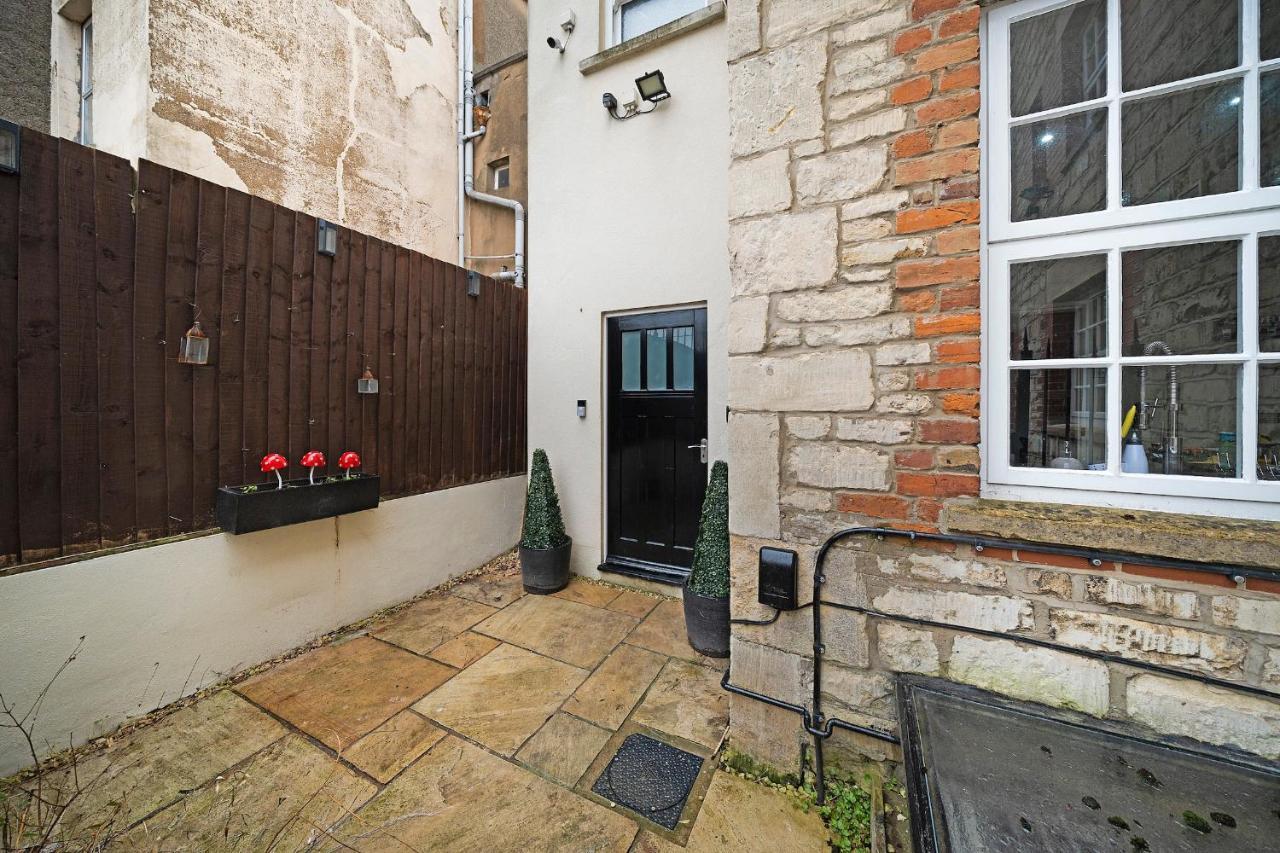 4 Bedroom Home With Garden, Game Room, Parking- Esho Stays グロスター エクステリア 写真