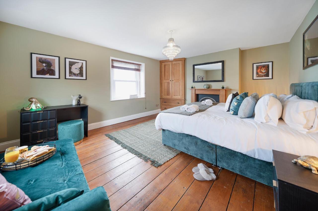 4 Bedroom Home With Garden, Game Room, Parking- Esho Stays グロスター エクステリア 写真