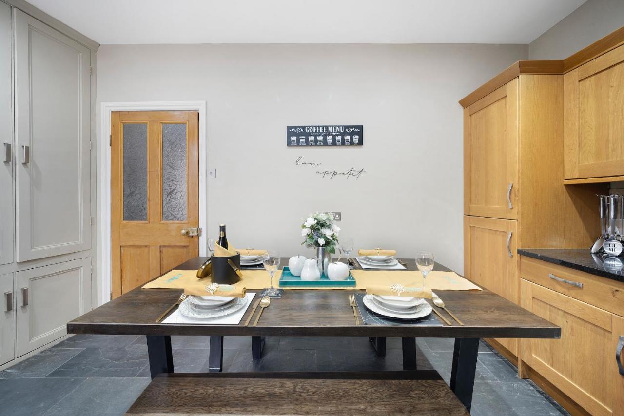 4 Bedroom Home With Garden, Game Room, Parking- Esho Stays グロスター エクステリア 写真