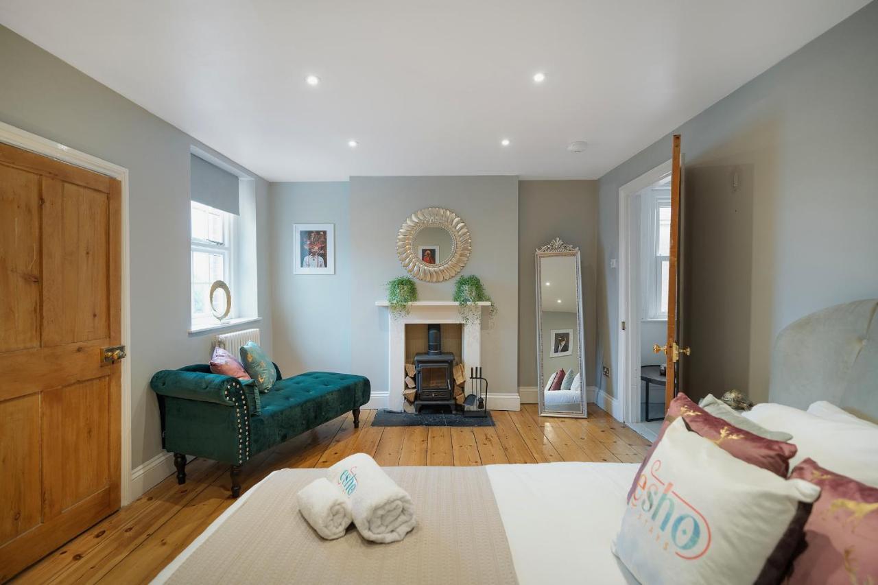 4 Bedroom Home With Garden, Game Room, Parking- Esho Stays グロスター エクステリア 写真