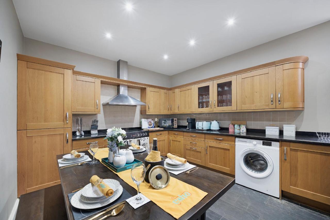 4 Bedroom Home With Garden, Game Room, Parking- Esho Stays グロスター エクステリア 写真