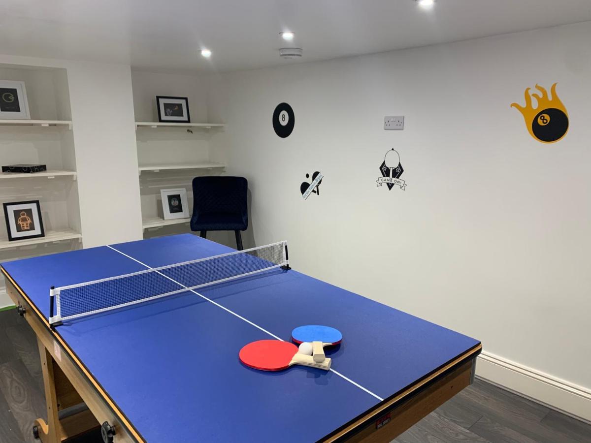 4 Bedroom Home With Garden, Game Room, Parking- Esho Stays グロスター エクステリア 写真