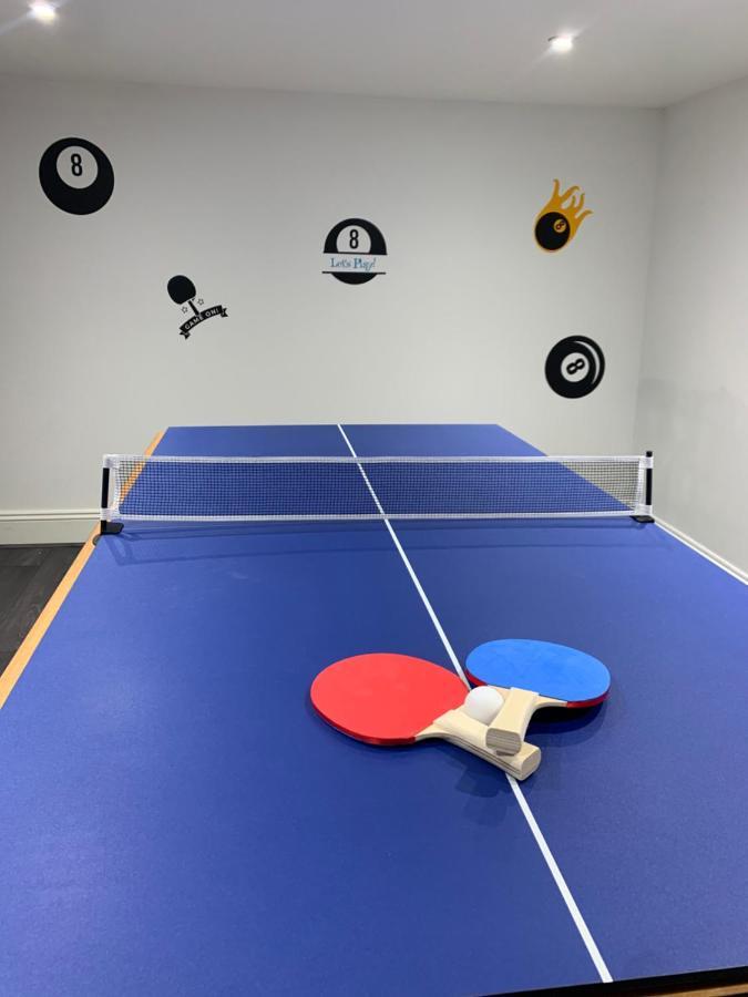 4 Bedroom Home With Garden, Game Room, Parking- Esho Stays グロスター エクステリア 写真